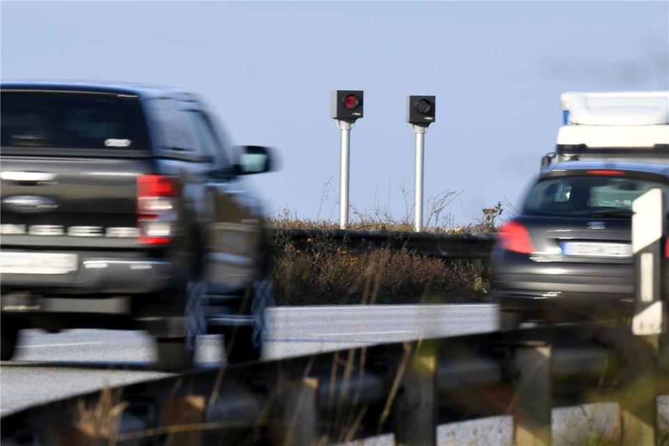 Die Polizei lässt in Sozialen Medien über Blitzer abstimmen. (Symbolbild) Carsten Rehder/dpa