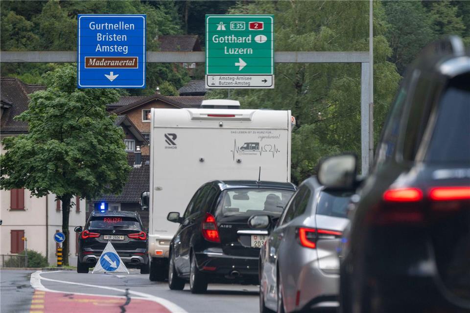 Die Polizei leitet ausweichende Autos in Amsteg wieder auf die Autobahn.Urs Flueeler/KEYSTONE/dpa