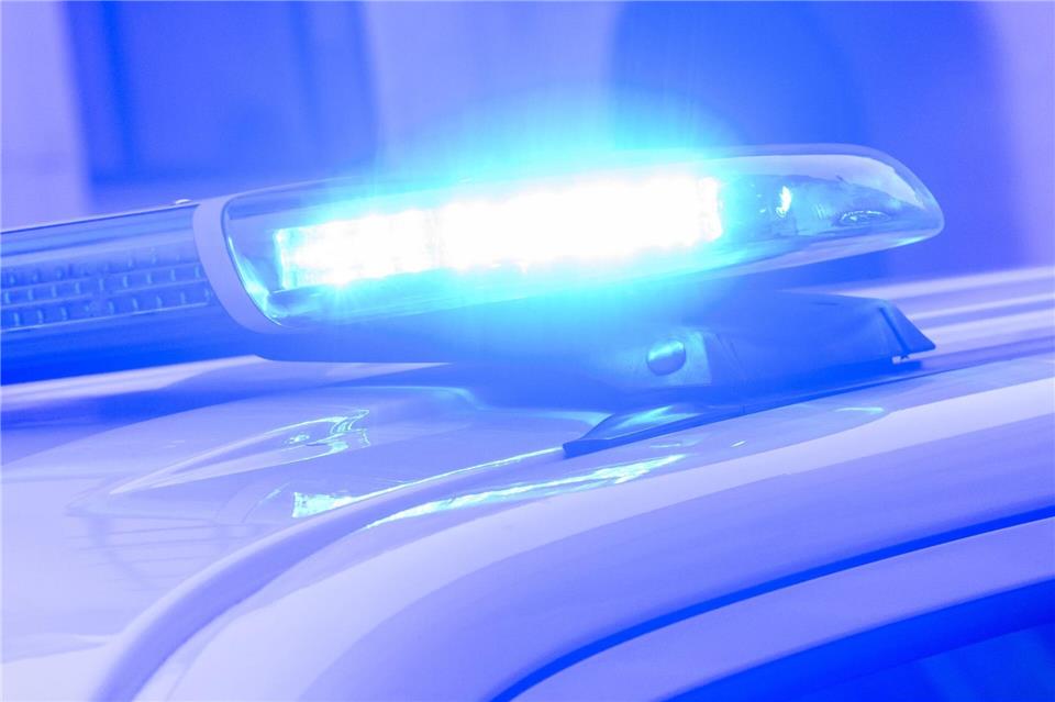 Die Polizei leitete ein Strafverfahren wegen Trunkenheit gegen den alkoholisierten Lastwagenfahrer ein. (Symbolbild)Julian Stratenschulte/dpa