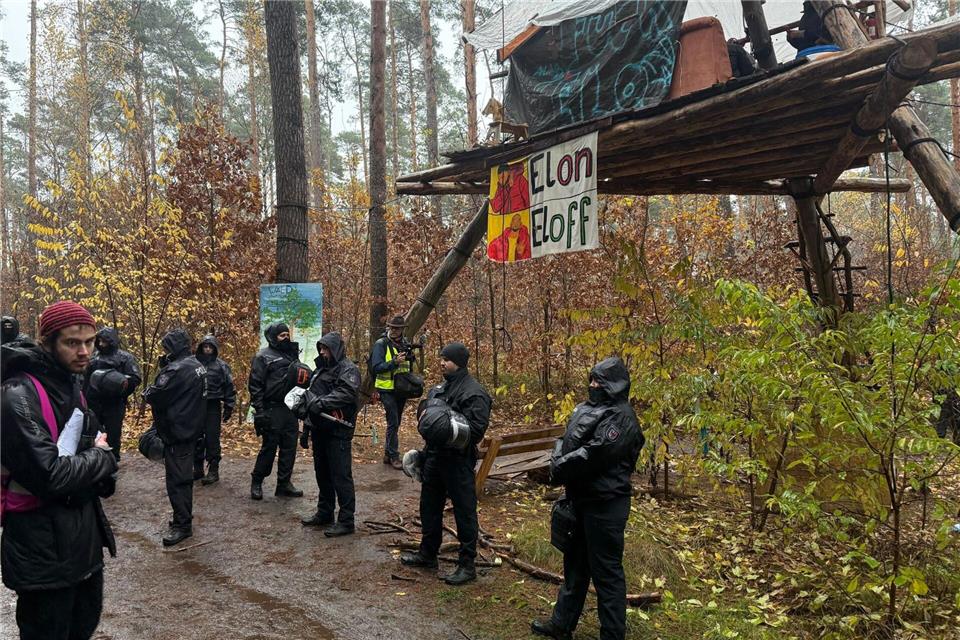Die Polizei löst das Protestcamp von Tesla-Gegnern im Wald nahe der Tesla-Autofabrik auf. Seit Ende Februar hielten Umweltaktivisten ein Waldstück besetzt. Lutz Deckwerth/dpa