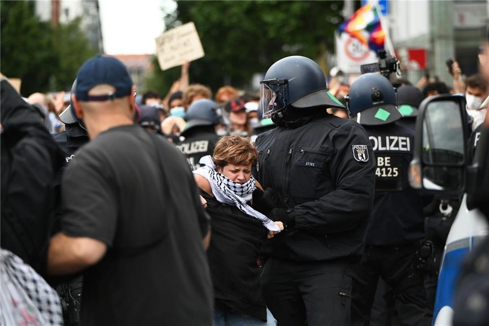 Die Polizei löst eine propalästinensische Demo am Checkpoint Charlie auf - ein begehrtes Touristenziel in Berlin.Malin Wunderlich/dpa