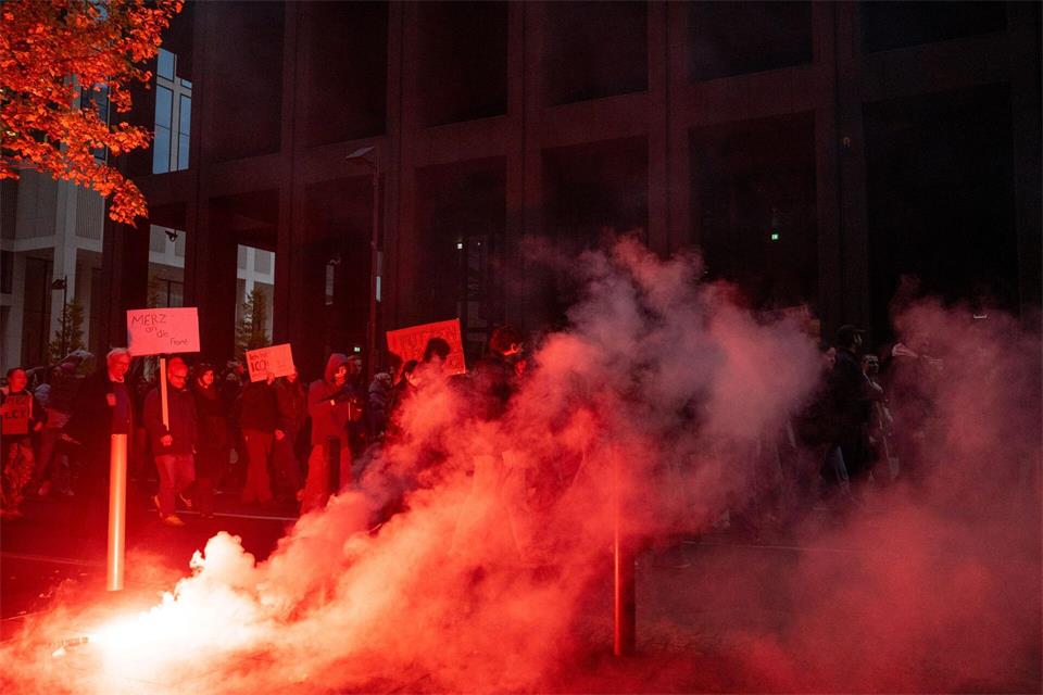 Die Polizei löste die Demonstration auf.Florian Wiegand/dpa