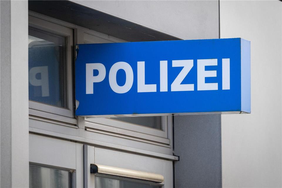 Die Polizei mahnt zur Vorsicht, wenn Internetfreunde plötzlich viel Geld fordern. (Symbolbild)Soeren Stache/dpa