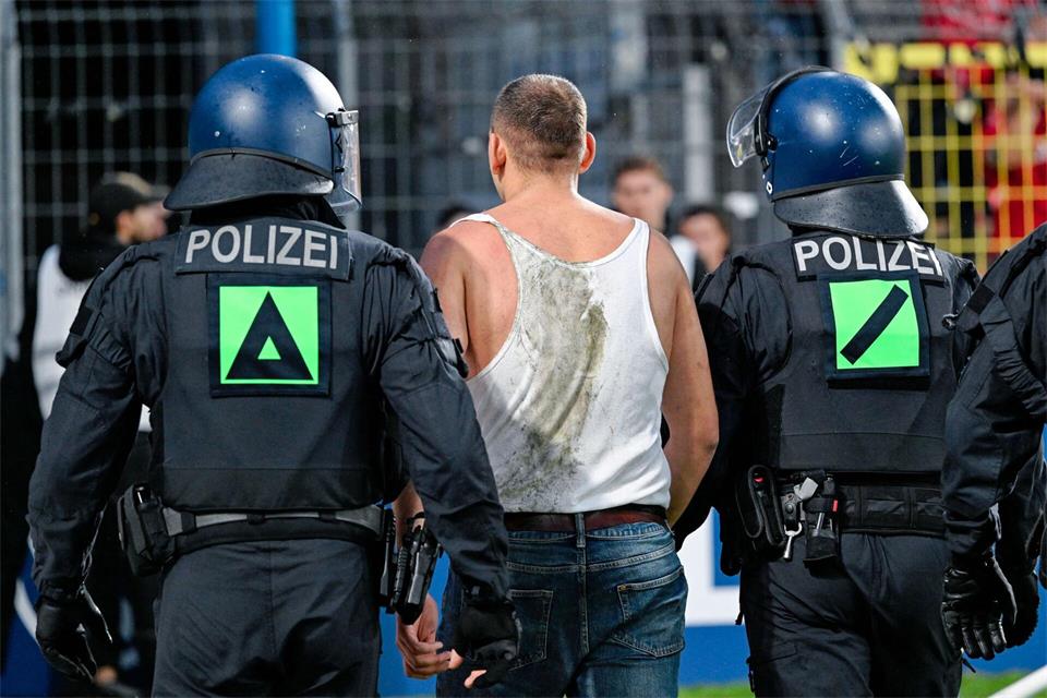 Die Polizei meldete mehrere Festnahmen.Uwe Anspach/dpa
