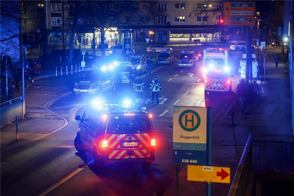 Die Polizei muss in Wuppertal wegen einer Auseinandersetzung mit mindestens einem Messer ausrücken. (Symbolbild)Matthi Rosenkranz/BlaulichtRheinlandNRW /dpa