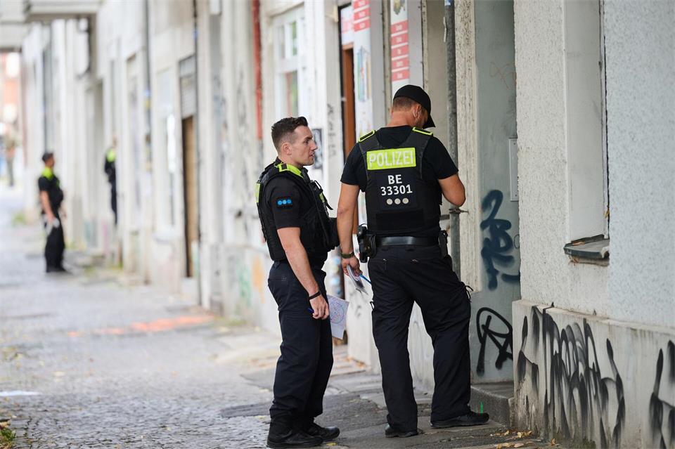 Die Polizei muss sichergehen, dass alle Menschen im Sperrkreis ihre Wohnungen verlassen. haben.Annette Riedl/dpa