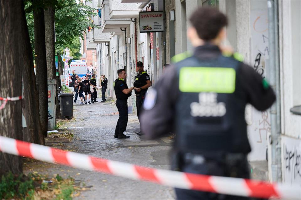 Die Polizei muss sichergehen, dass alle Menschen im Sperrkreis ihre Wohnungen verlassen.Annette Riedl/dpa