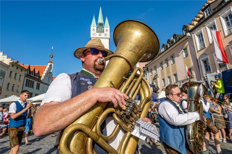 Die Polizei musste am turbulenten ersten Gäubodenvolksfest-Wochenende mehrfach ausrücken.Armin Weigel/dpa
