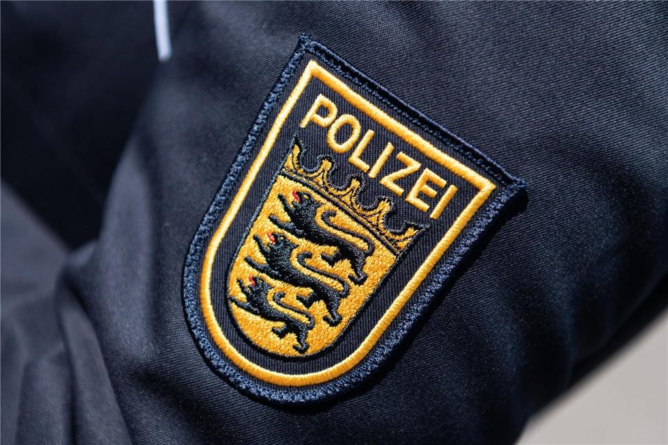 Die Polizei musste den 31-jährigen Fahrer stoppen und die Weiterfahrt verhindern, bis alles umgeladen und der Reifen repariert war. (Symbolbild)Silas Stein/dpa