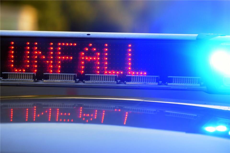 Die Polizei musste die B53 nach dem Unfall sperren. (Symbolbild)Stefan Puchner/dpa