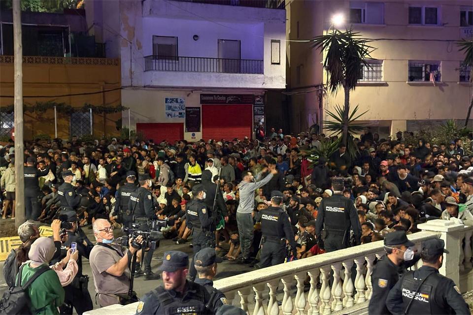 Die Polizei musste die Menge mit zusätzlichen Kräften unter Kontrolle bringen.Gabriela Sardá Núñez/EUROPA PRESS/dpa