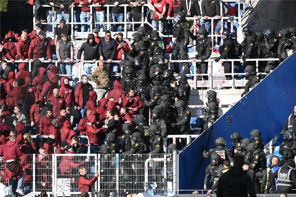 Spätes Siegtor und Krawall: FCK gewinnt Derby in Karlsruhe Die Polizei musste die Situation auf den Rängen nach dem Schlusspfiff beruhigen.Uli Deck/dpa