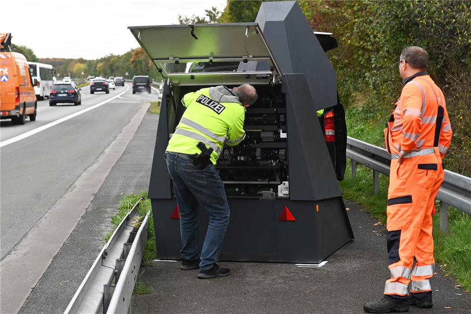 Die Polizei musste nach dem Vandalismus an Temposchildern den Trailer mit dem Blitzer wieder abbauen. Bludau