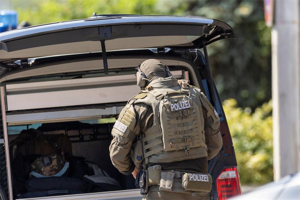 Die Polizei musste wegen des Verdächtigen das SEK rufen. (Symbolbild)Heiko Becker/dpa