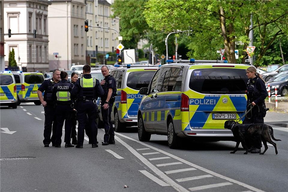 Die Polizei musste zwei streitende Gruppen in Wuppertal trennen. Gianni Gattus/dpa