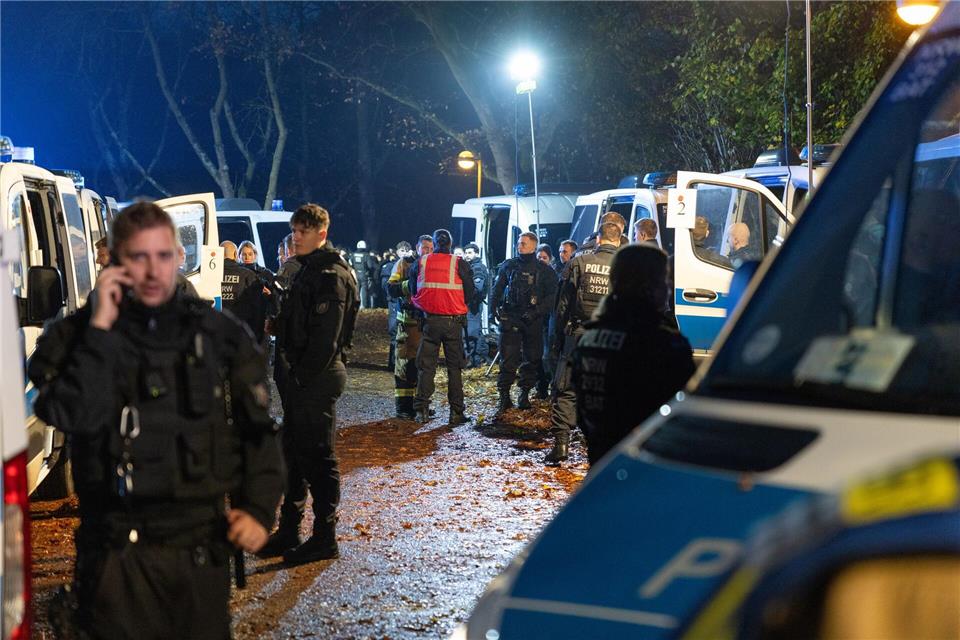 Die Polizei musste zwischenzeitlich Schlagstöcke und Pfefferspray gegen die Randalierer einsetzen.Jan Ohmen/dpa
