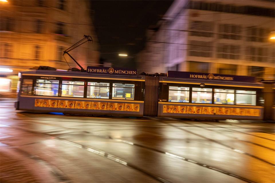 Die Polizei nahm den 22 Jahre alten Verdächtigen noch in der Straßenbahn fest. (Symbolbild)Peter Kneffel/dpa