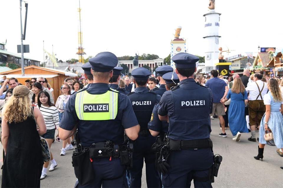 Die Polizei nahm den 45-Jährigen vorläufig fest und stellte sein Mobiltelefon sicher. (Symbolbild)Felix Hörhager/dpa