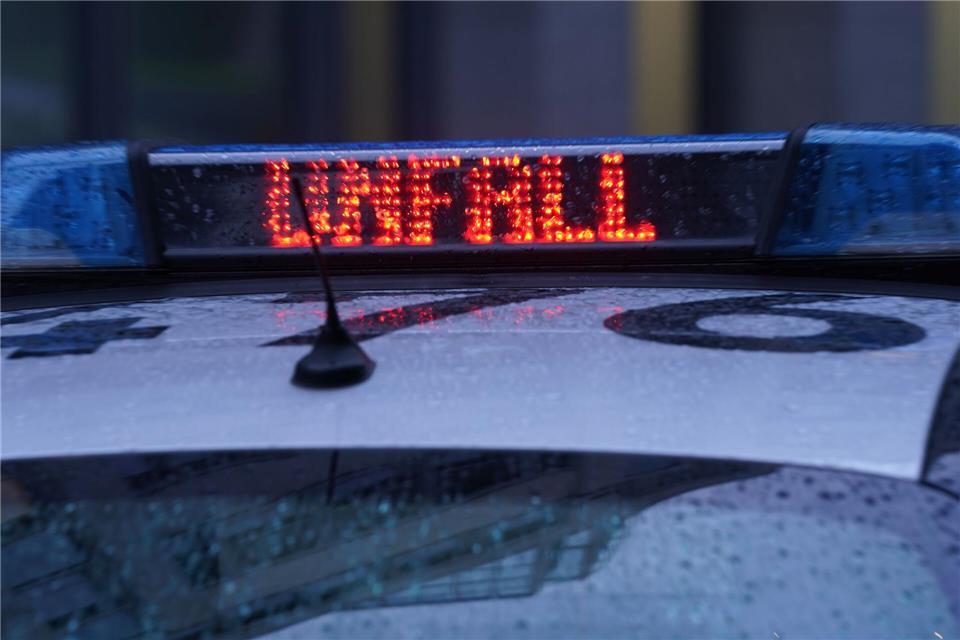Autofahrer nach Fahrerflucht auf Feld festgenommen  Die Polizei nahm den Autofahrer fest. (Symbolbild)Marcus Brandt/dpa