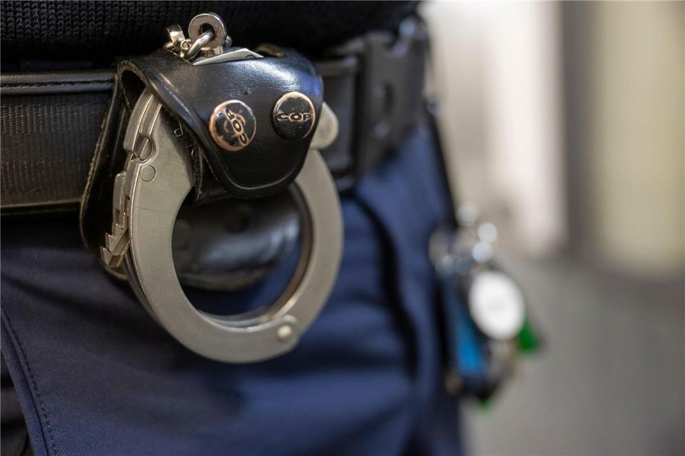 Die Polizei nahm den Mann fest. (Symbolbild)Peter Kneffel/dpa