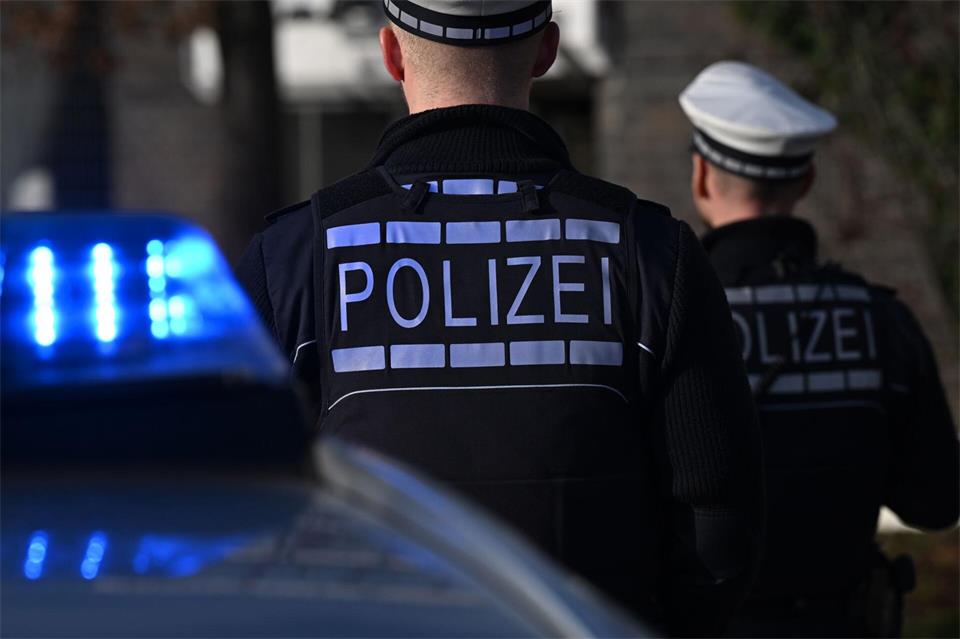 Die Polizei nahm die Männer fest. (Symbolbild)Bernd Weißbrod/dpa