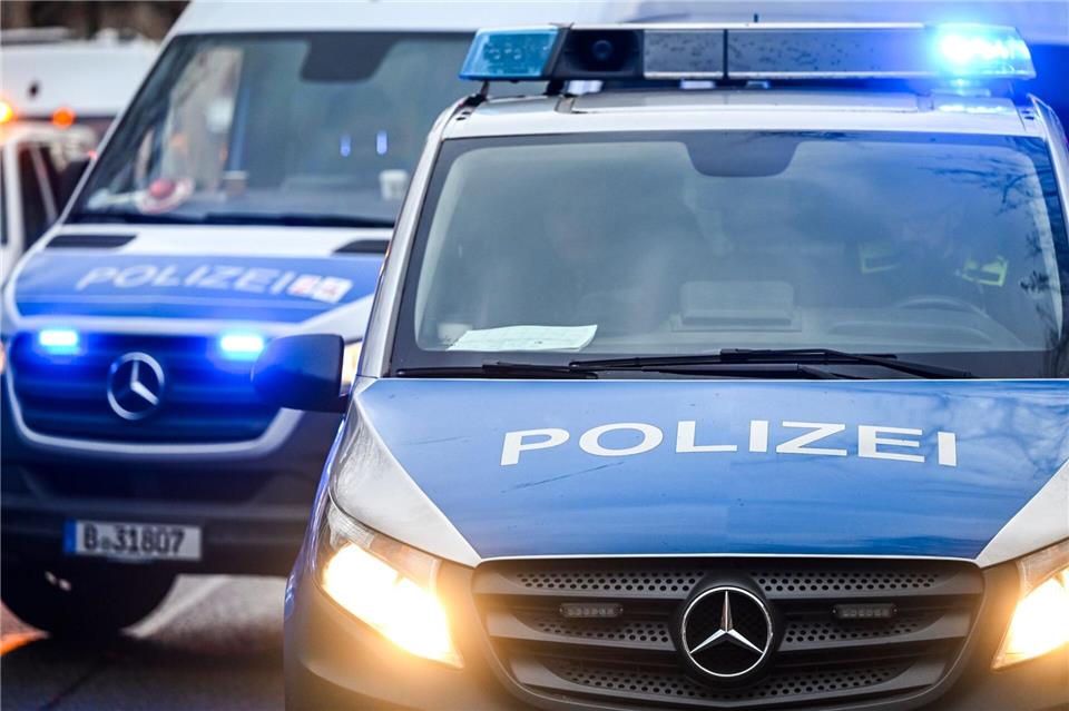 Die Polizei nahm die Personalien der Vermummten auf. (Symbolbild)Jens Kalaene/dpa