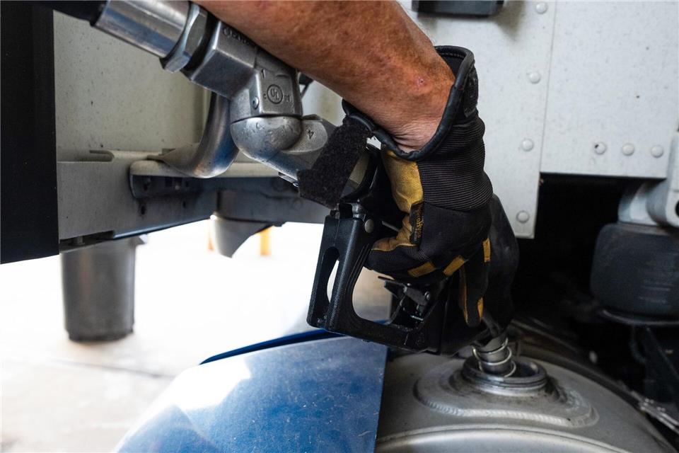 Die Polizei nennt die gestohlene Menge an Diesel ungewöhnlich hoch.(Symbolbild)Jenny Kane/AP/dpa