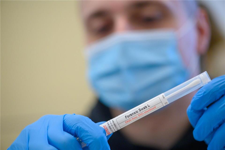 Die Polizei nimmt DNA-Proben zur Aufklärung eines Tötungsdelikts.Klaus-Dietmar Gabbert/dpa