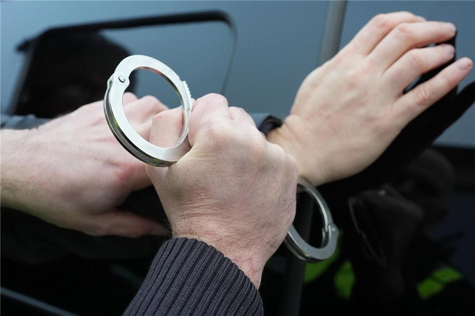 Die Polizei nimmt die beiden Verdächtigen auf der Autobahn fest. (Symbolbild)Marcus Brandt/dpa