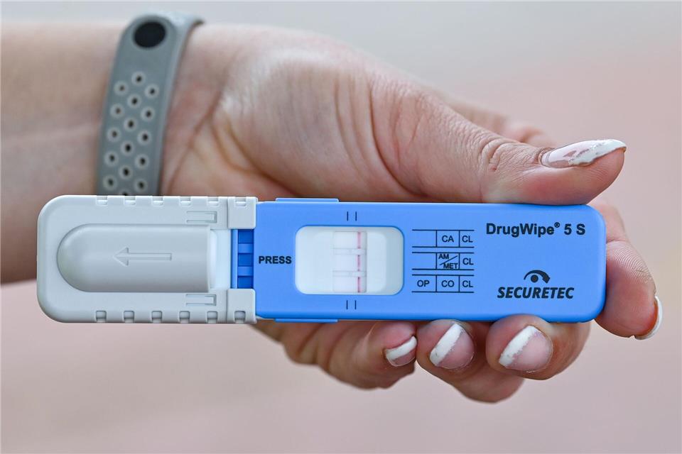 Die Polizei nutzt bei Verkehrskontrollen Drogenschnelltests. (Symbolbild) Patrick Pleul/dpa