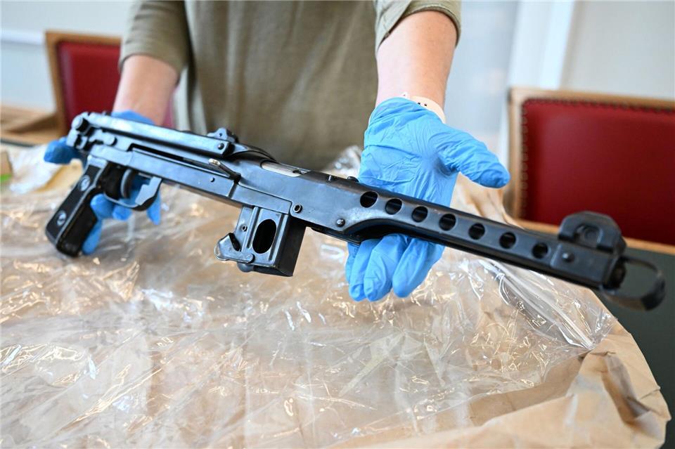 Die Polizei präsentierte sichergestellte Waffen.Federico Gambarini/dpa