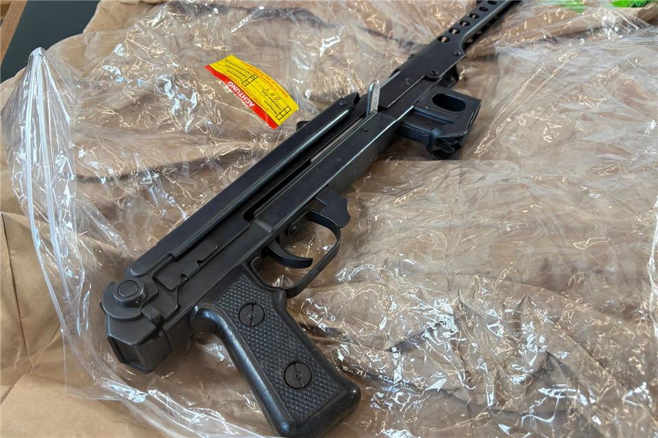 Die Polizei präsentierte sichergestellte Waffen.Marci Herwig/dpa