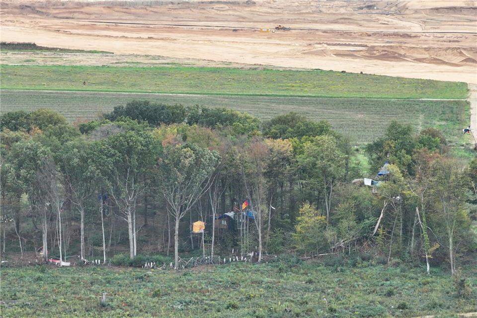 Tagebau Hambach: Lage ruhig am besetzten Areal Die Polizei prüft die Lage noch.Sascha Thelen/dpa