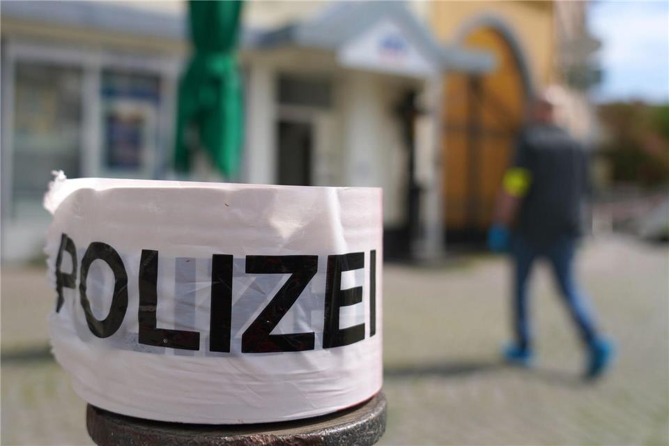 Die Polizei prüft, ob es sich bei der Straftat um eine Geiselnahme oder eine Freiheitsberaubung handelte.Sascha Ditscher/dpa