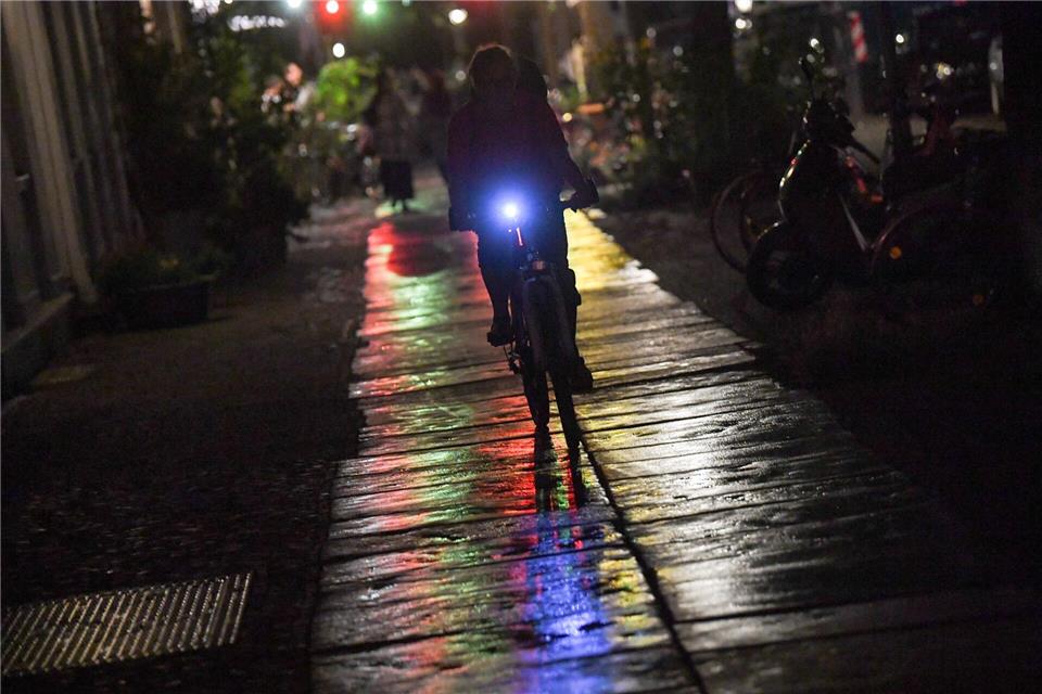 Die Polizei rät Radfahrern zu heller, reflektierender Kleidung. (Symbolbild)Jens Kalaene/dpa-Zentralbild/ZB