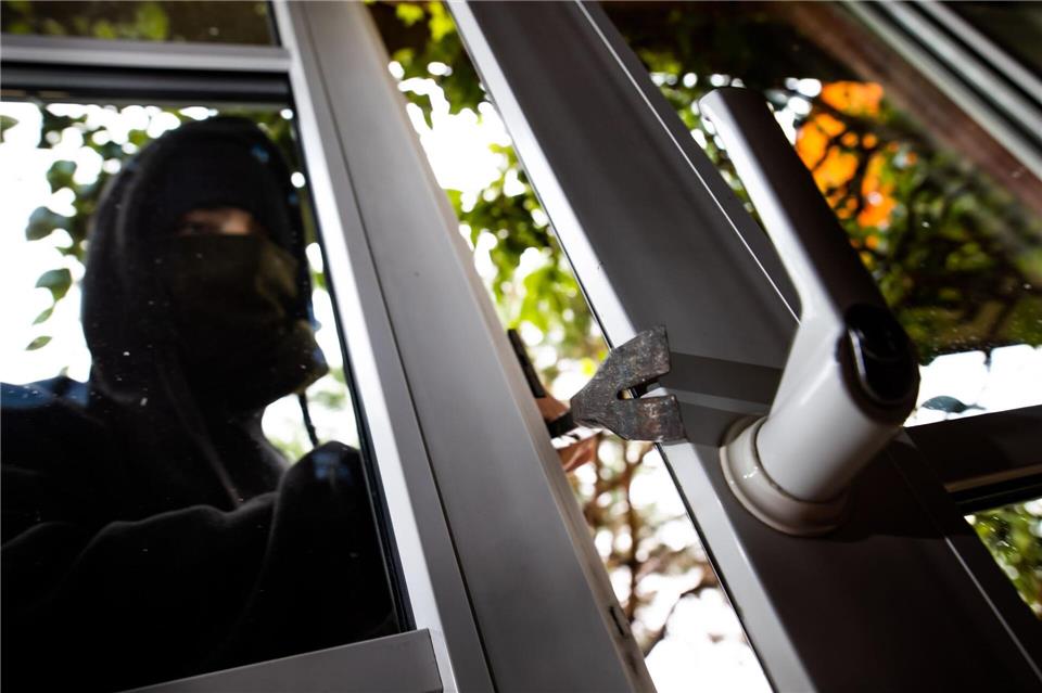 Polizei sieht Erfolg von Einbruchschutz Die Polizei rät, alle Fenster und Türen zu sichern. (Archivbild)Philipp von Ditfurth/dpa