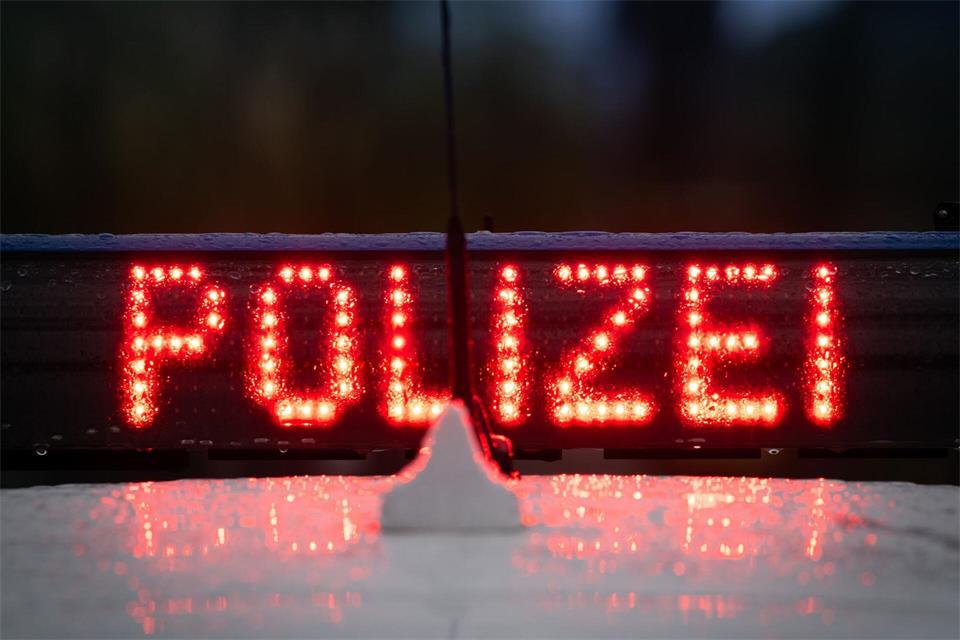Die Polizei rät an Autobahn-Rastplätzen zu großer Vorsicht vor Trickdieben. Sie lenken Fahrer unter einem Vorwand ab und machen dann Beute. (Symbolbild) Soeren Stache/dpa