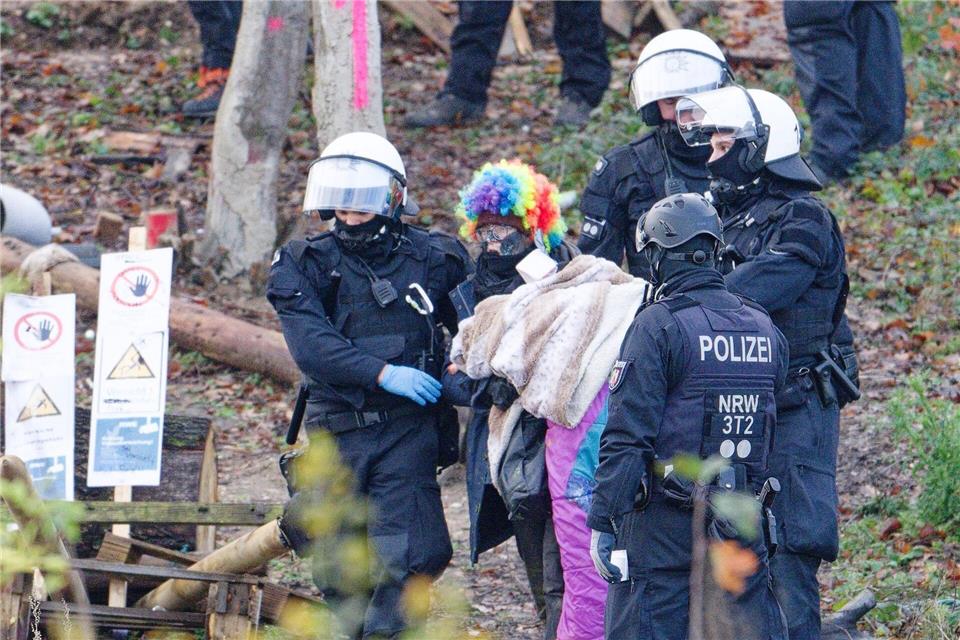 Die Polizei räumt ein letztes von Aktivisten besetztes Areal am Braunkohletagebau Hambach.Henning Kaiser/dpa
