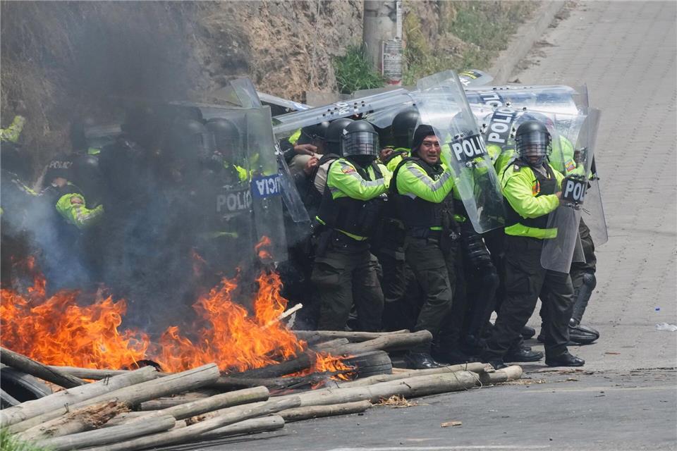 Die Polizei räumt eine Straßensperre, die von Demonstranten errichtet wurde, die gegen die Kürzung der Treibstoffsubventionen durch Präsident Noboa in Ecuador protestieren.Dolores Ochoa/AP/dpa