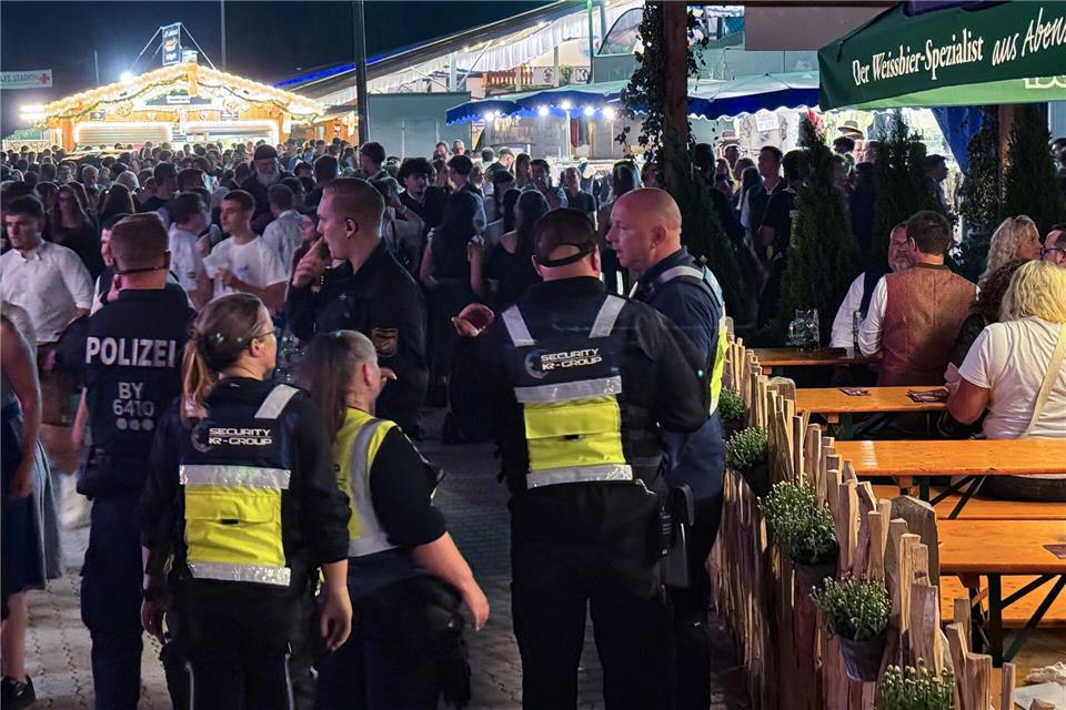 Nach Unwetter-Nacht Hoffnung auf Spätsommerwetter in Bayern Die Polizei räumte das Gillamoos-Volksfest.Sebastian Pieknik/NEWS5/dpa