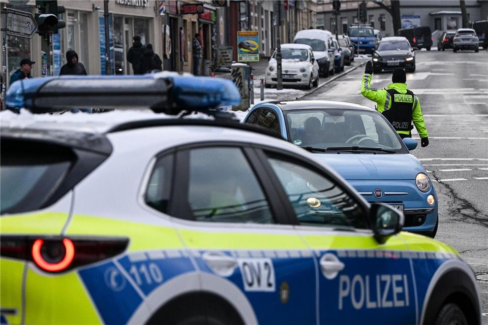 Die Polizei regelt den Verkehr an einer Kreuzung am S-Bahnhof Zehlendorf. Jens Kalaene/dpa