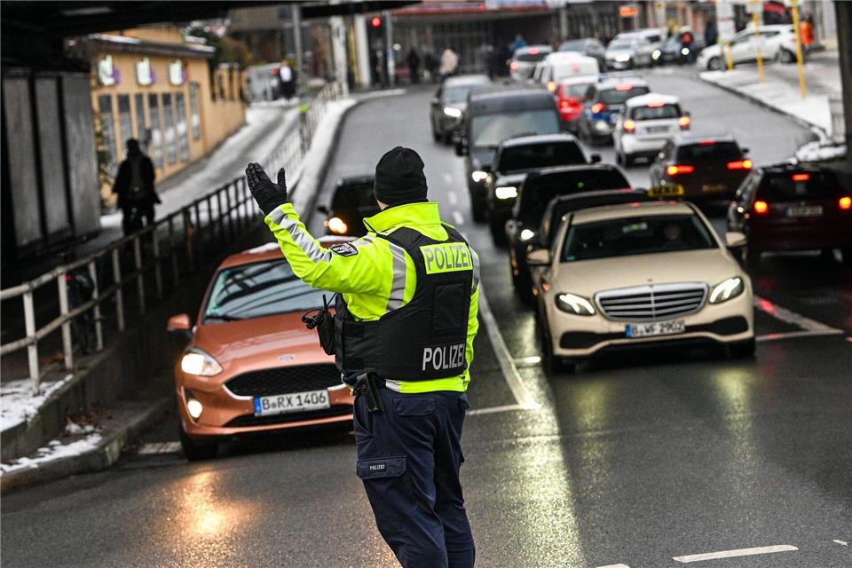 Die Polizei regelt den Verkehr an einer Kreuzung am S-Bahnhof Zehlendorf.Jens Kalaene/dpa