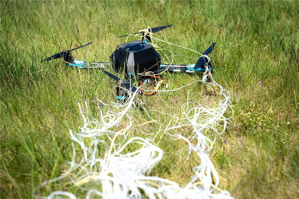 Die Polizei registrierte im ersten Halbjahr 28 sicherheitsrelevante Drohnenvorfälle in Sachsen-Anhalt. (Symbolbild) Sina Schuldt/dpa