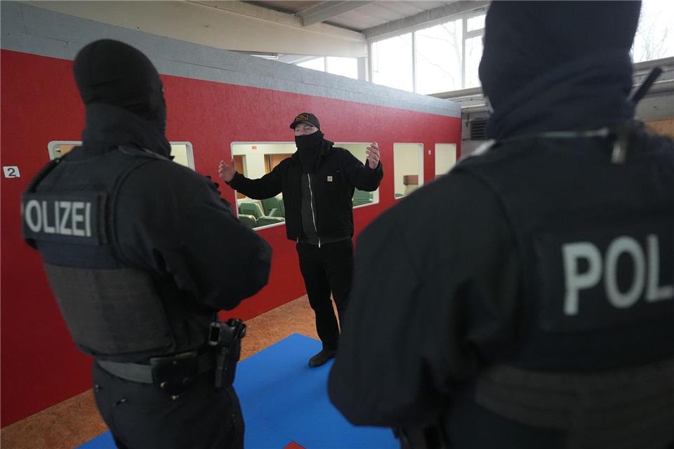 Die Polizei registrierte mehr als 1.400 Widerstandshandlungen und tätliche Angriffe gegen Einsatzkräfte.Marcus Brandt/dpa