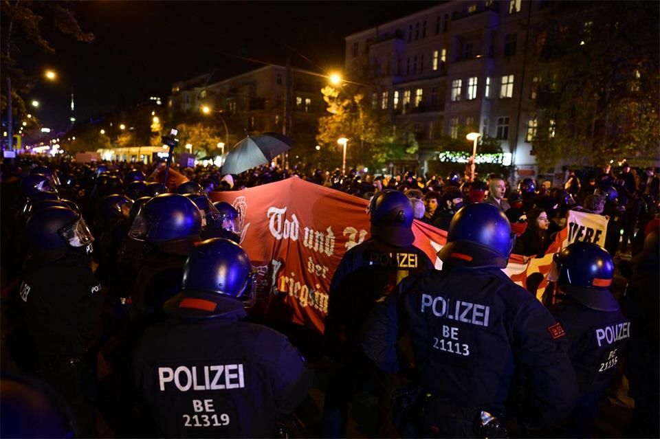 Die Polizei rief Demonstranten dazu auf, „sich unbedingt friedlich“ zu verhalten.Fabian Sommer/dpa