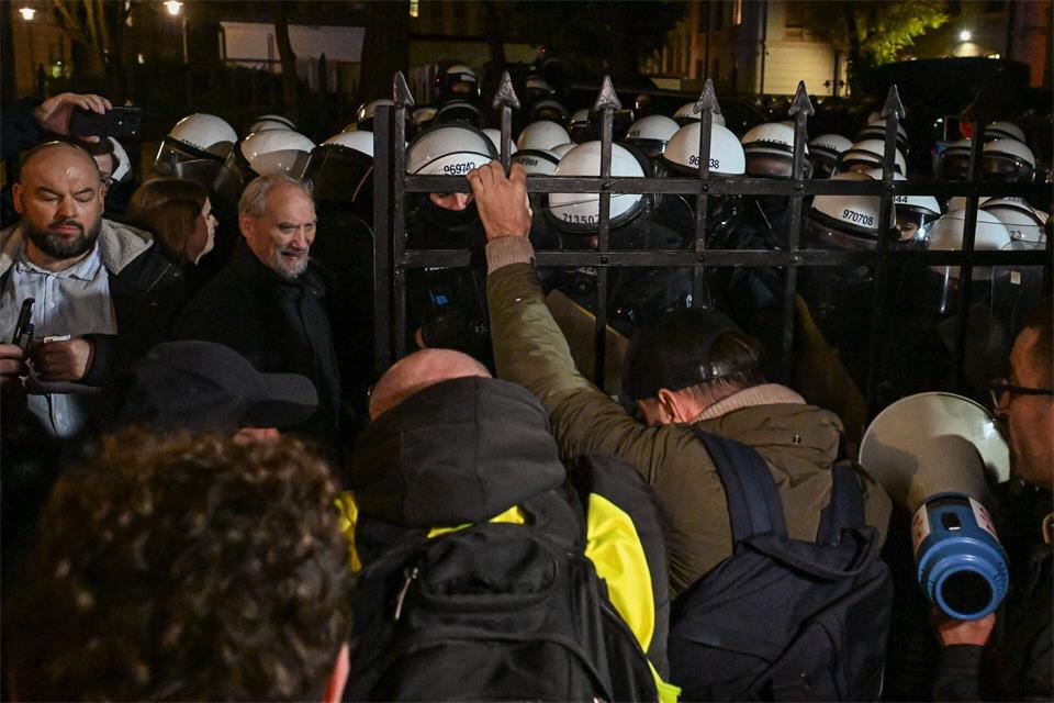 Die Polizei riegelte das Gerichtsgebäude ab.Radek Pietruszka/PAP/dpa