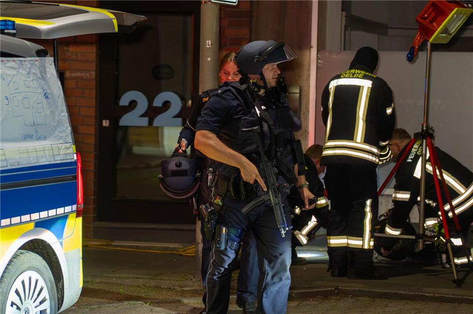 Die Polizei rückte am Abend zu einem Großeinsatz in Oelde aus, nachdem gemeldet worden war, dass mehrere Männer mit Werkzeugen bewaffnet ein Wohnhaus betreten hatten. Max Lametz/dpa