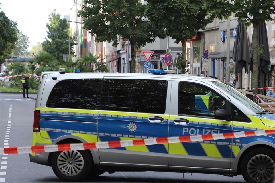 Die Polizei rückte am Morgen in Köln mit vielen Einsatzkräften aus.---/dpa