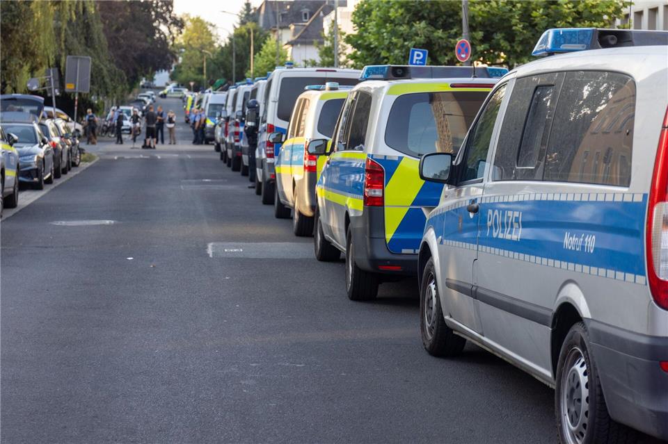 Die Polizei rückte am frühen Morgen für die Räumung des leerstehenden Gebäudes an.Christian Lademann/dpa