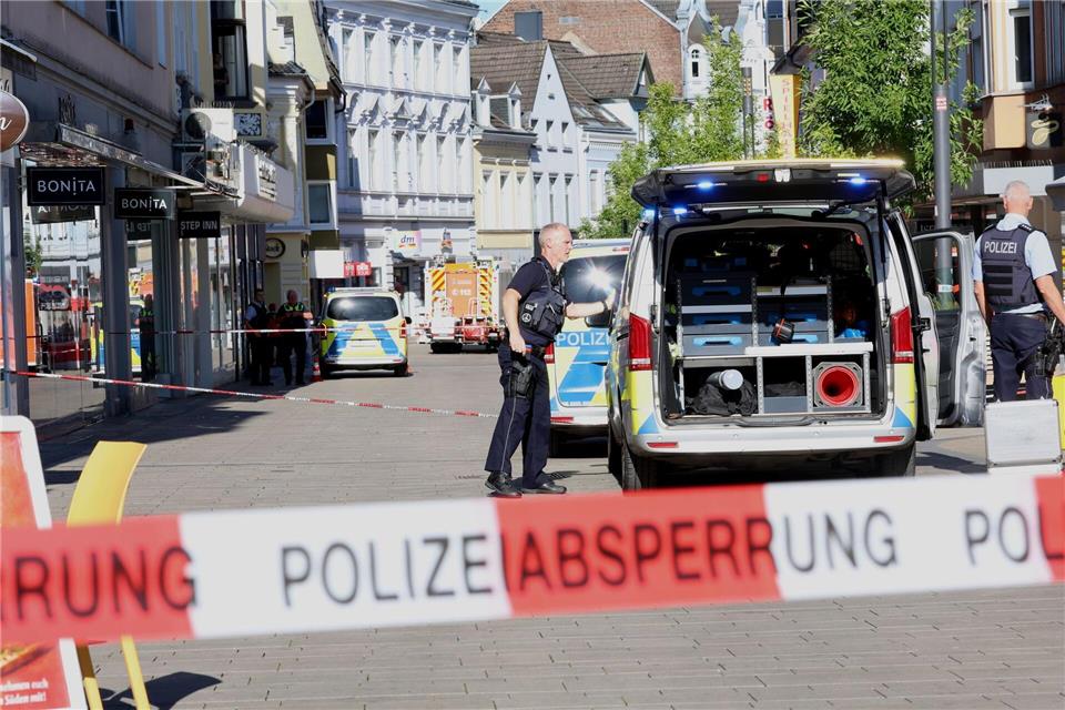 Die Polizei rückte in Solingen mit vielen Kräften aus.Gianni Gattus/dpa
